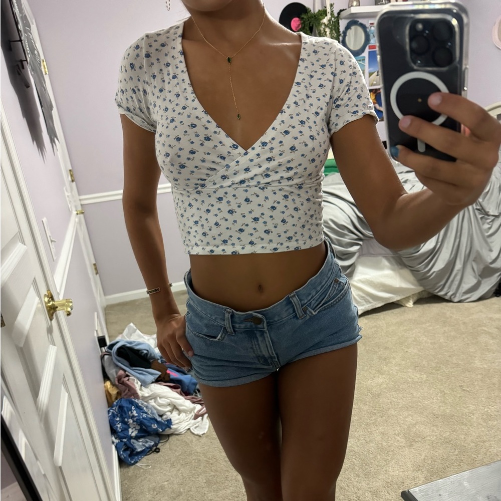 Brandy Melville V crop T-shirt